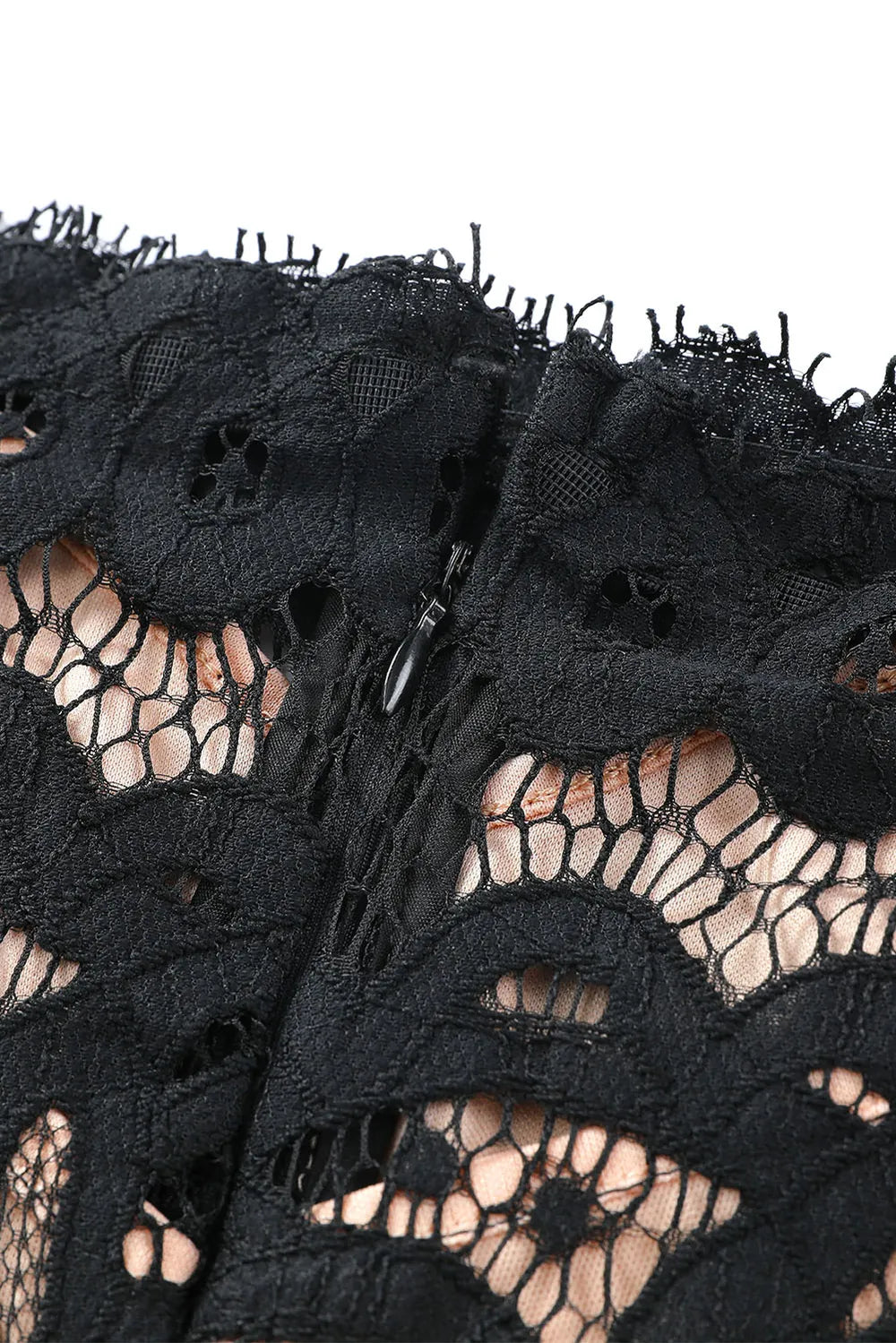 close up of the zipper on this lace bodycon dress